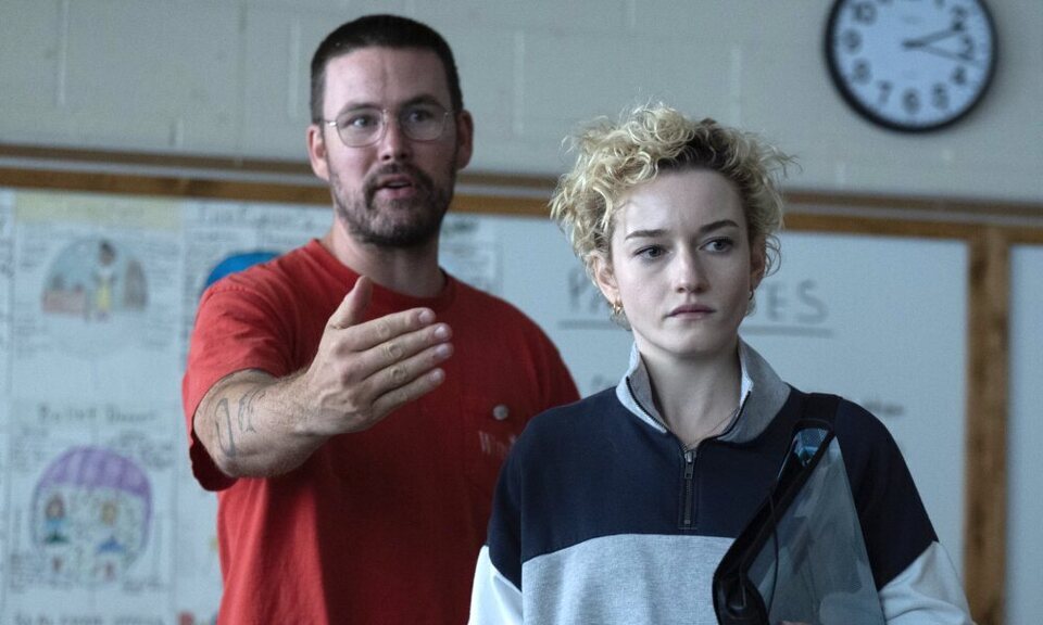 Zach Cregger con Julia Garner en el rodaje de 'Weapons'