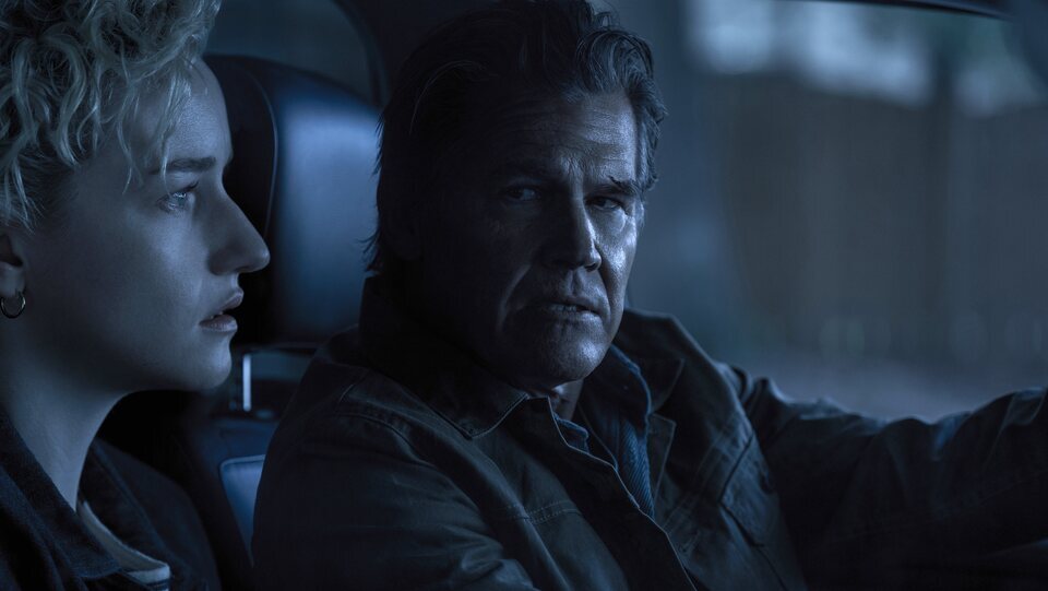 Julia Garner y Josh Brolin en 'Weapons'