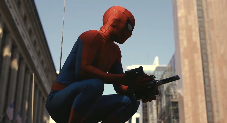 Tom Holland supervisando una escena en 'Spider-Man: Brand New Day'