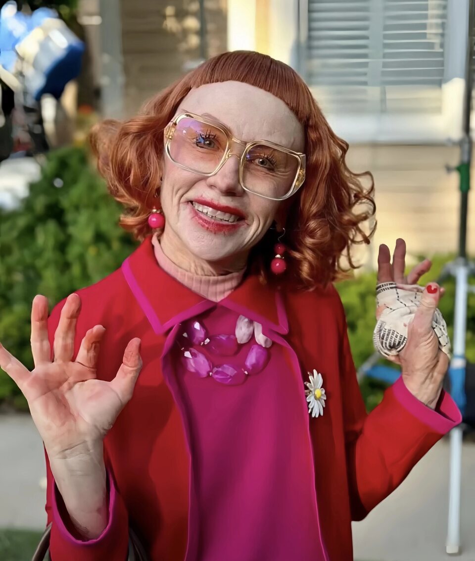 La tía Gladys pone su punto de extravagancia en 'Weapons'