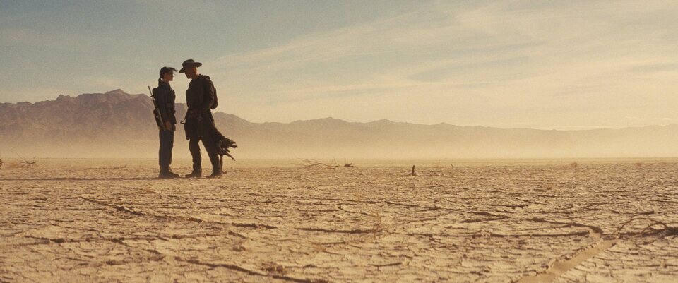 Lucy (Ella Purnell) y Necrófago (Walton Goggins) en la segunda temporada de 'Fallout'