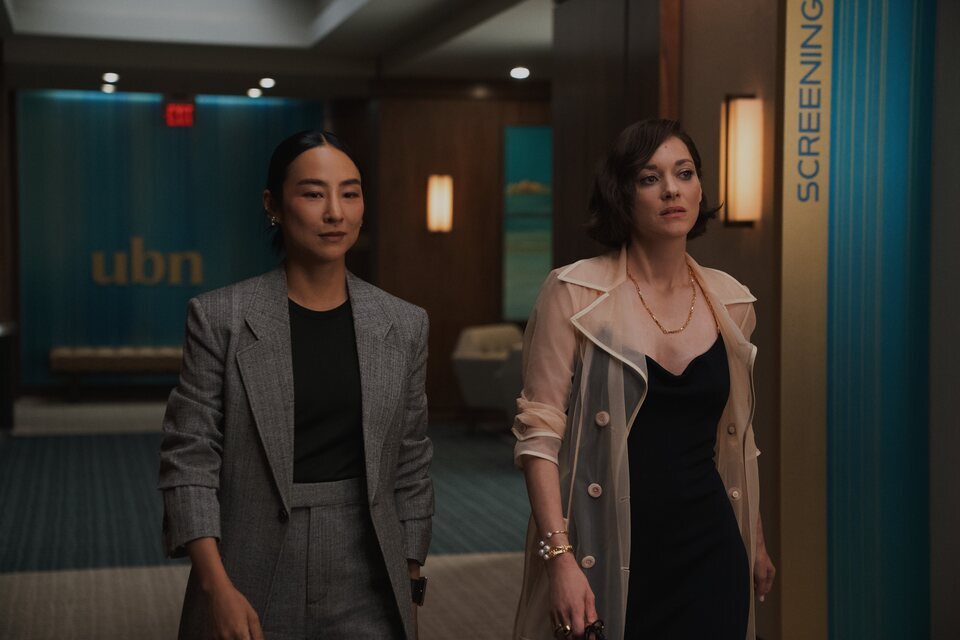 Marion Cotillard y Greta Lee en 'The Morning Show'