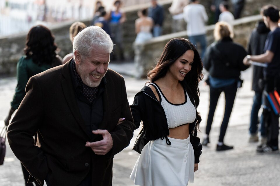 Ron Perlman y Natti Natasha en 'Ya no quedan junglas'