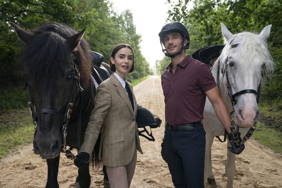 Romance a caballo en la quinta temporada de 'Emily en París'