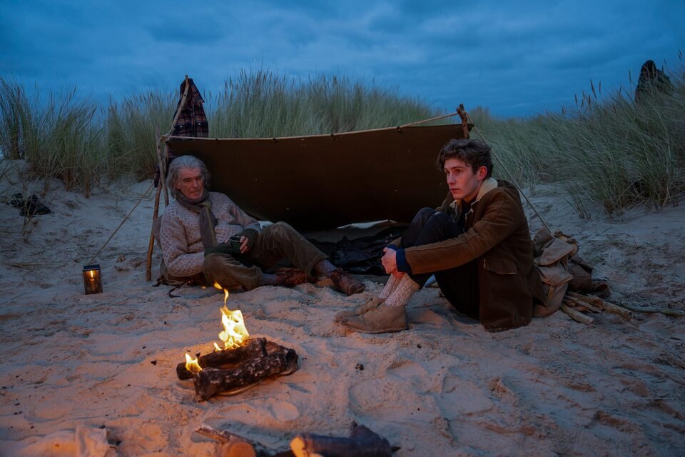 Pierce Brosnan y Fionn O'Shea interpretando a padre e hijo en 'Amor en cuatro letras'