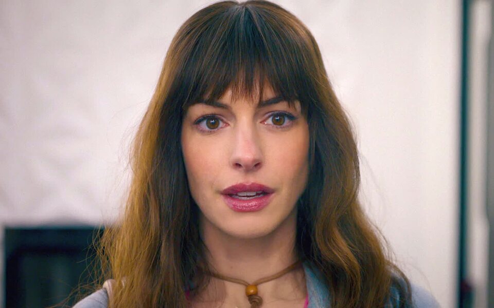 Anne Hathaway se recupera con elegancia de una aparatosa ca&iacute;da en el rodaje de 'El diablo viste de Prada 2'
