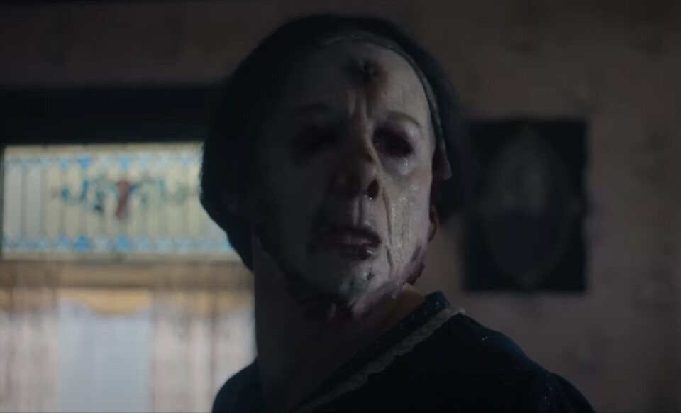Ed Gein usando la piel de otra persona como máscara