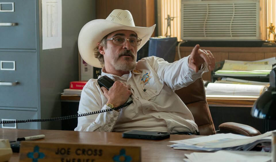 Joaquin Phoenix como el shérif Joe Cross