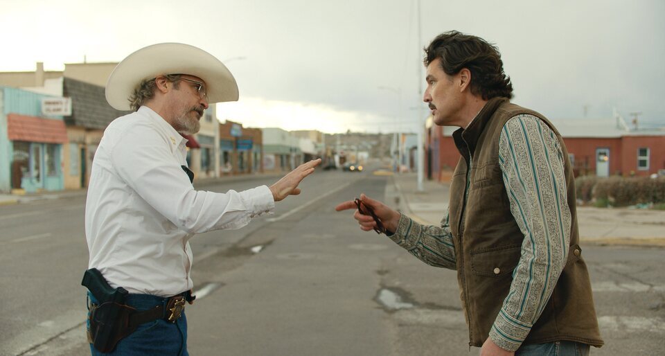 Joaquin Phoenix y Pedro Pascal en 'Eddington'