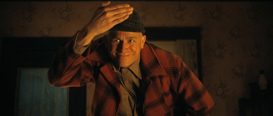 Charlie Hunnam en 'Monstruo: La historia de Ed Gein'