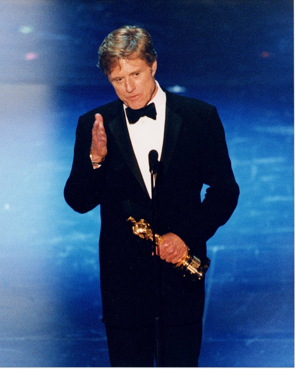 Robert Redford con su Oscar de honor en 2002