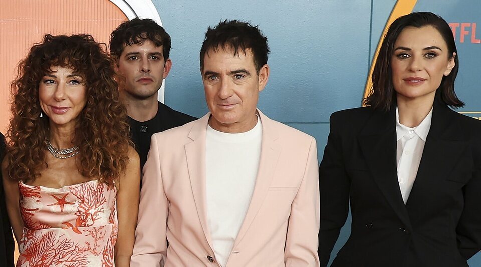 Esther Martínez Lobato, Álex Villazán, Álex Pina y Miren Ibargueren en la premiere de 'El refugio atómico'