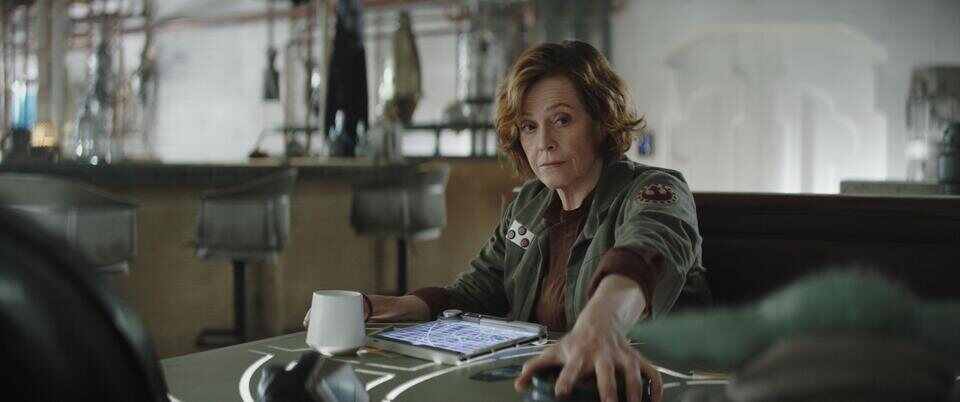 Sigourney Weaver es Coronel Wards en 'The Mandalorian and Grogu'