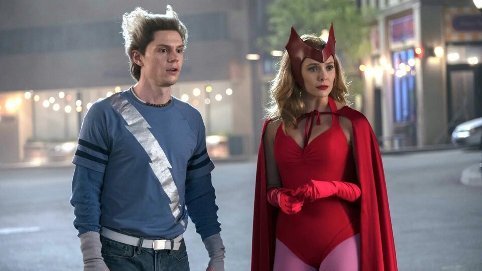 Evan Peters y Elizabeth Olsen en 'Bruja Escarlata y Visión'