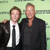 Jeremy Allen White y Bruce Springsteen se abrazan en la premier de 'Deliver Me From Nowhere'