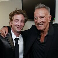 Jeremy Allen White y Bruce Springsteen se abrazan en la premier de 'Deliver Me From Nowhere'