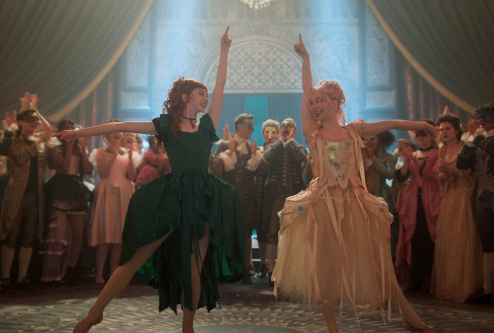 Agnes y Enid bailan 'The Dead Dance' en la segunda temporada de 'Miércoles'