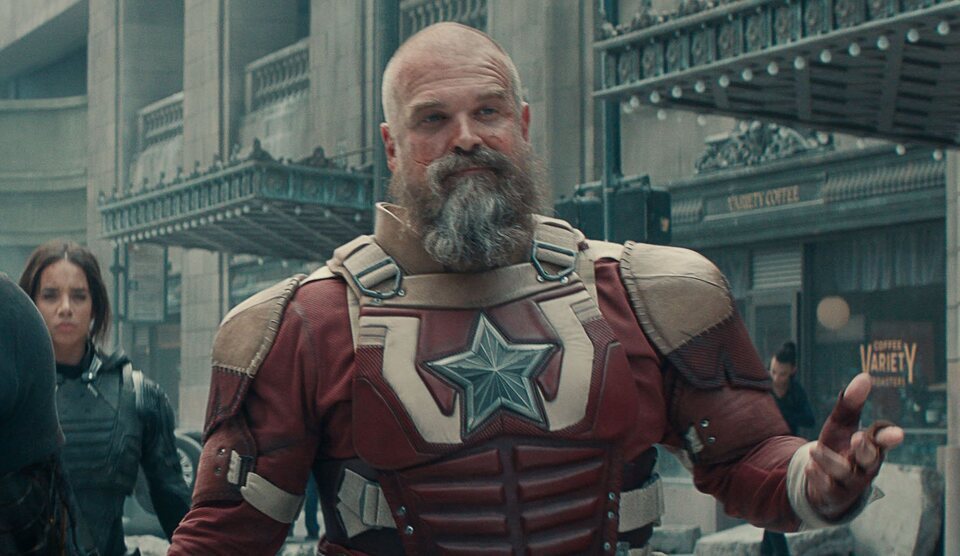 David Harbour como Guardián Rojo