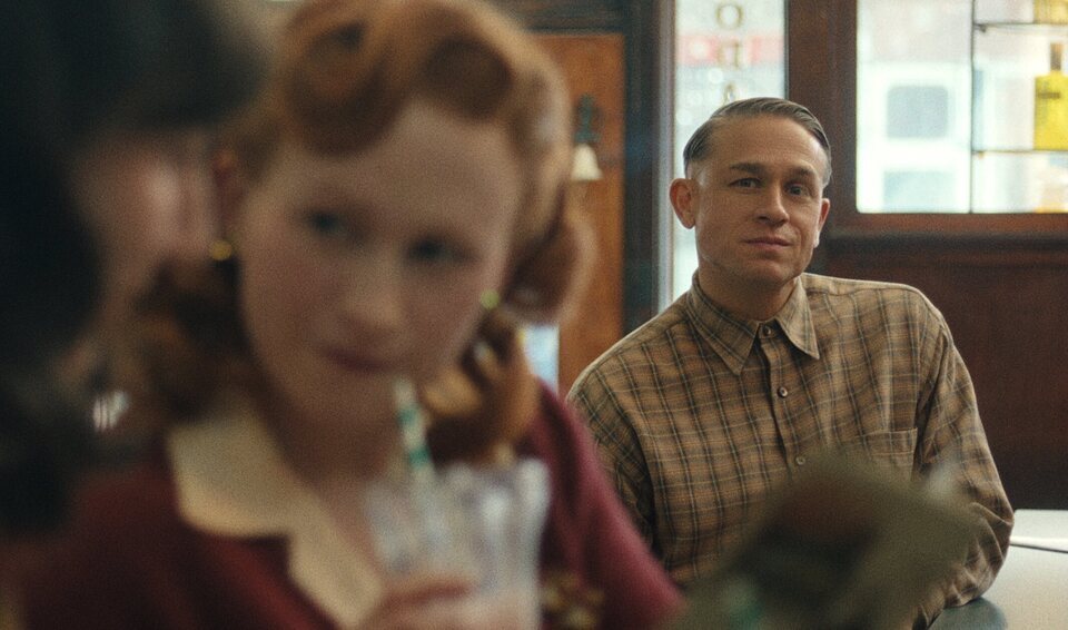 Charlie Hunnam es Ed Gein