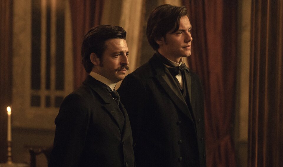 Anthony Boyle y Louis Partridge