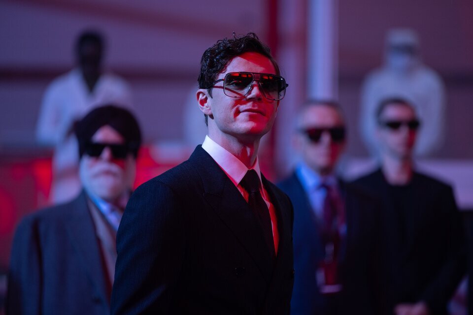 Evan Peters lo borda como villano