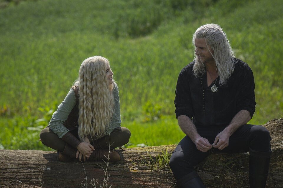 Freya Allan y Liam Hemsworth en 'The Witcher'