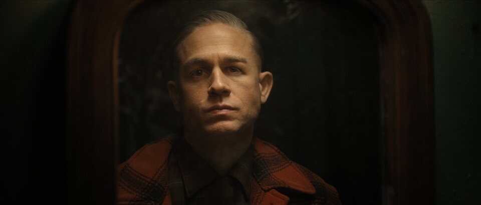 Charlie Hunnam como Ed Gein