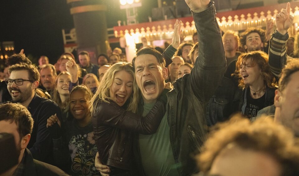 Emilia y Chris disfrutan de un concierto rock
