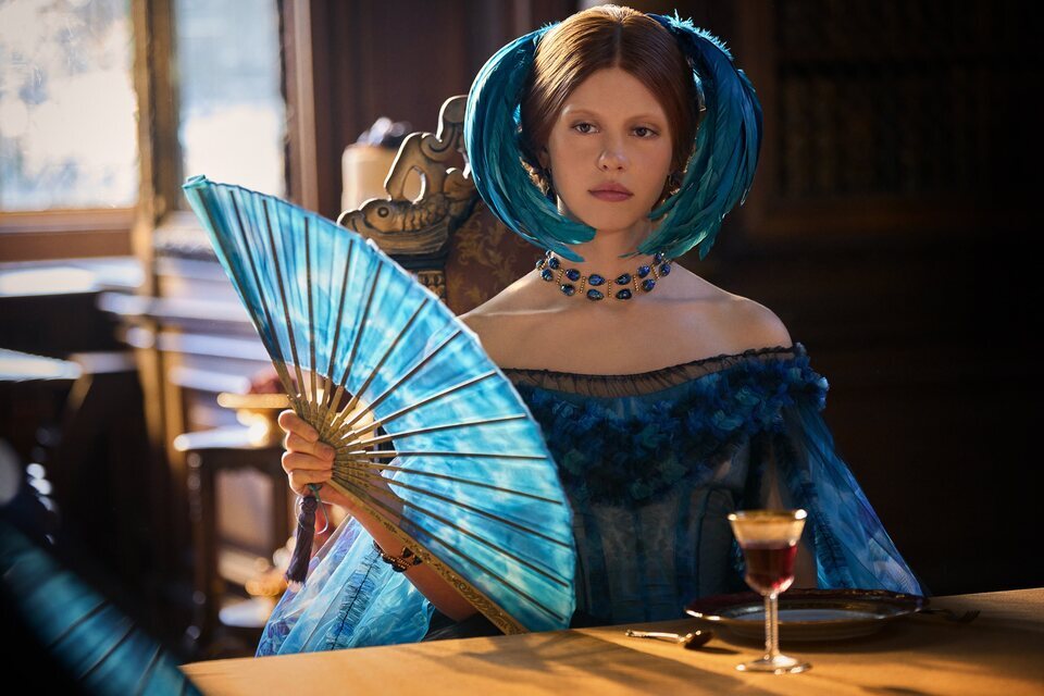 Mia Goth interpreta a Elizabeth en 'Frankenstein'