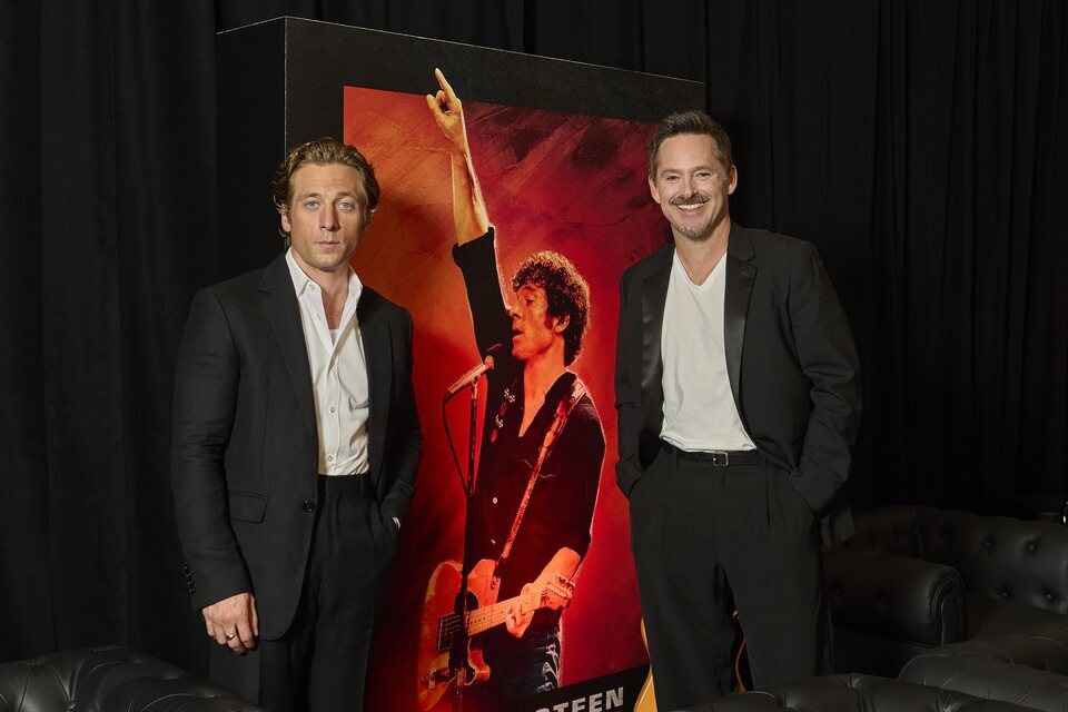 Visita de Jeremy Allen White y Scott Cooper a Madrid