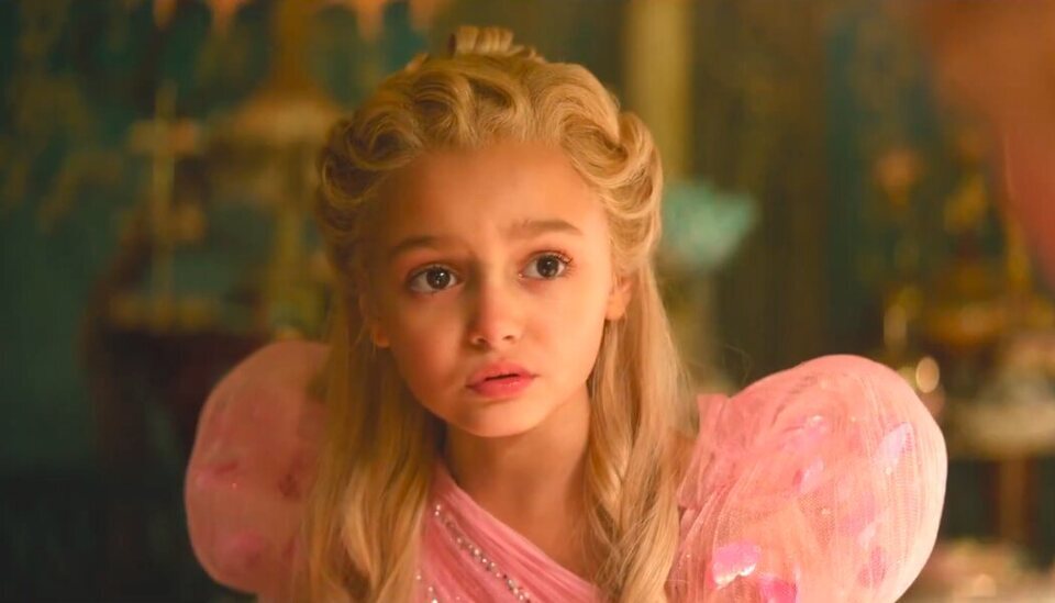 La pequeña Glinda en 'Wicked: Parte II'