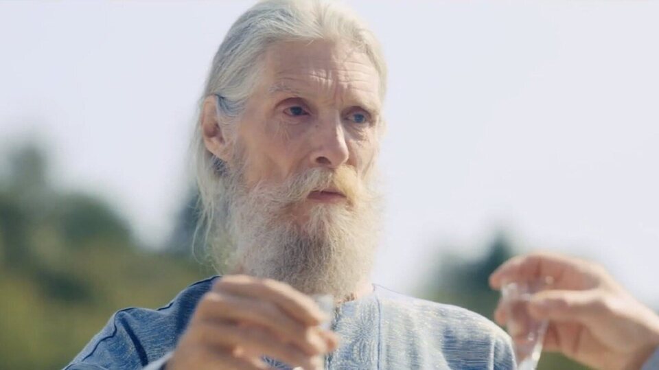Björn Andrésen como el anciano Dan en 'Midsommar'