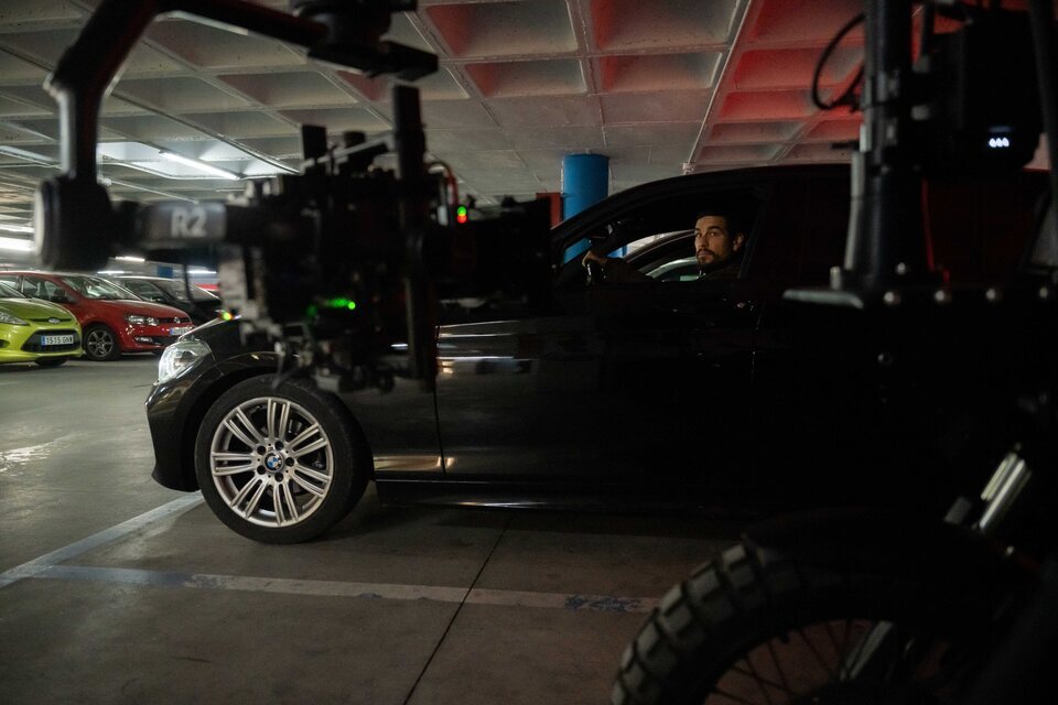 Mario Casas rodando una persecución en un parking de Madrid para 'Zeta'