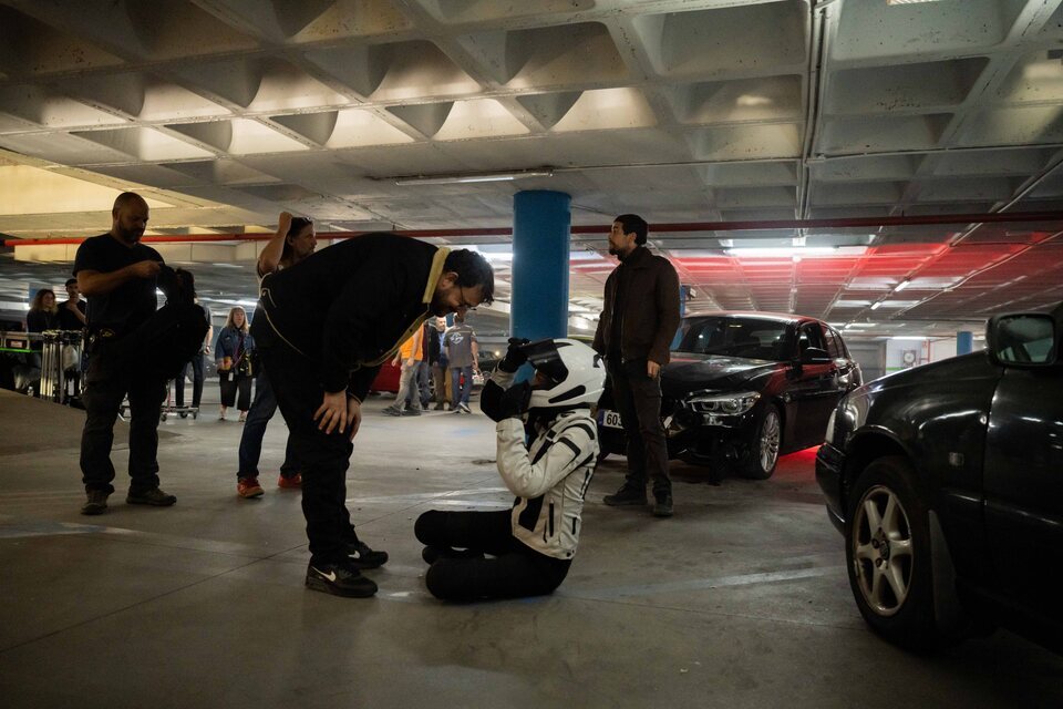 Dani de la Torre charla con Mariela Garriga tras la escena de acción