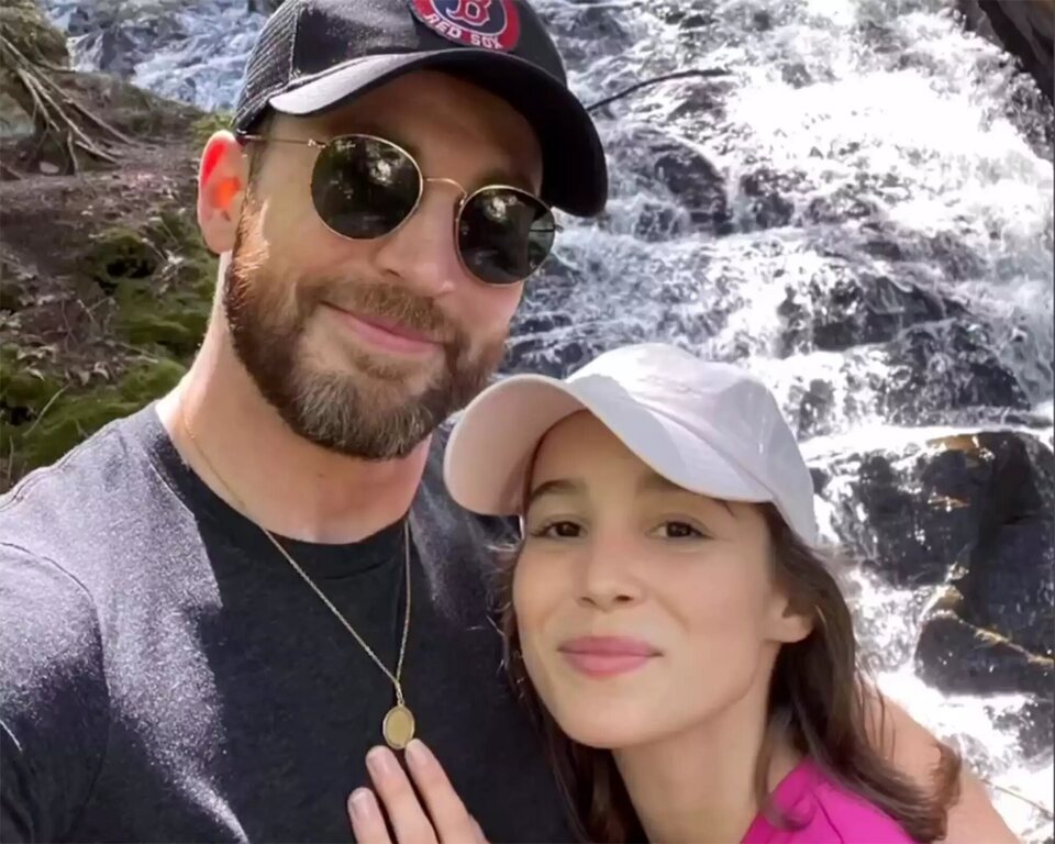 Chris Evans y Alba Baptista dan la bienvenida a su primera hija