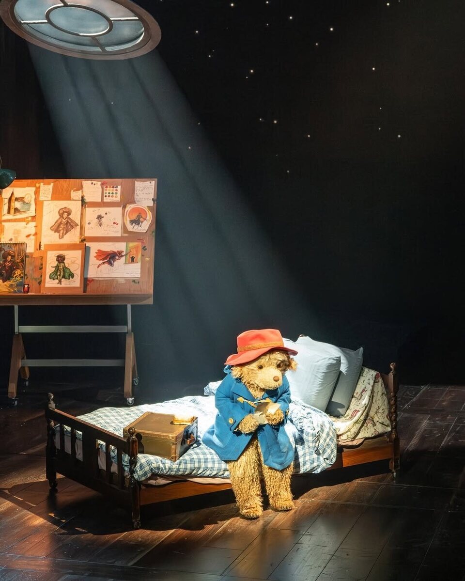 Paddington se vuelve un personaje m&aacute;s sobre la tarima