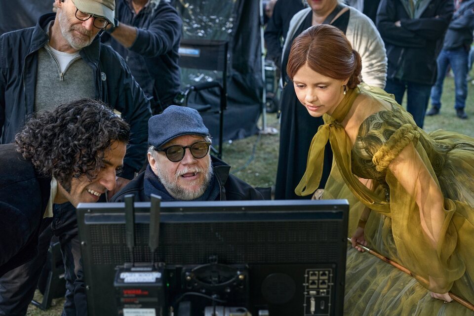 Guillermo del Toro con Oscar Isaac y Mia Goth en el rodaje de 'Frankenstein'