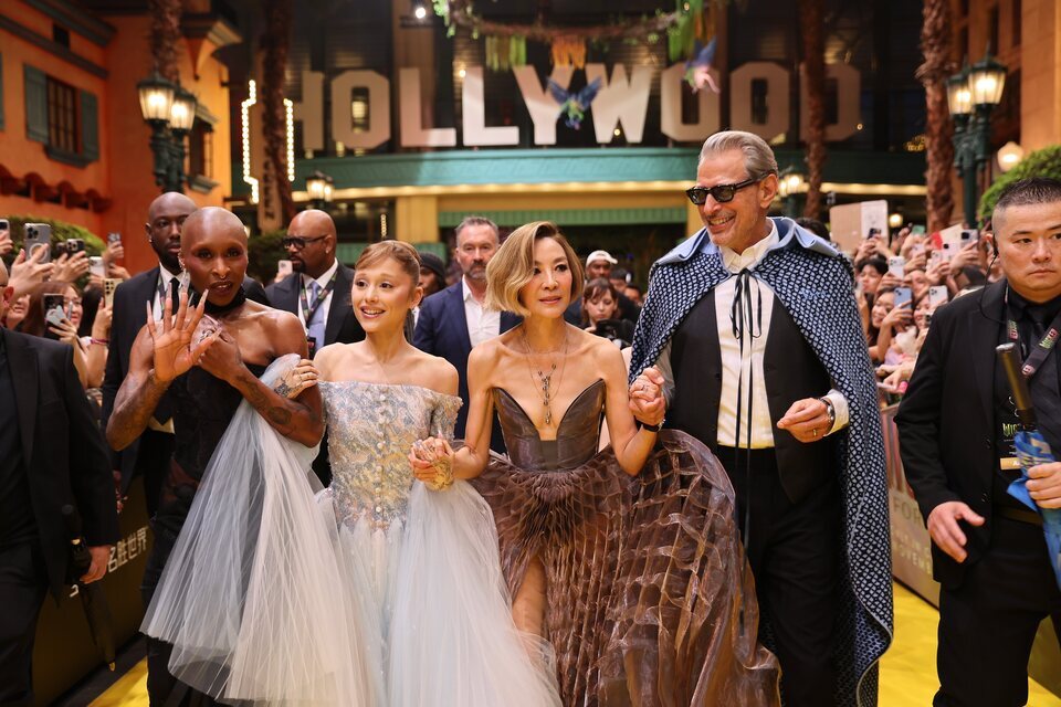 Ariana Grande es atacada por un fan y Cynthia Erivo la defiende en la premiere de 'Wicked: Parte II'