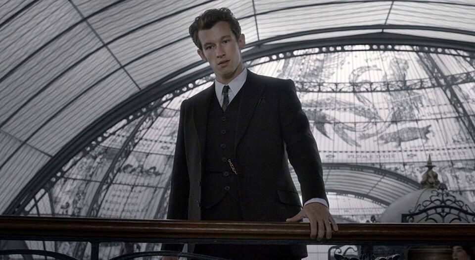 Callum Turner como Theseus Scamander