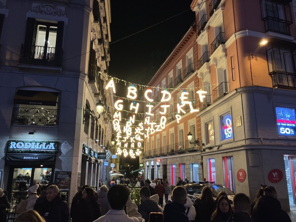Para descifrar el mensaje oculto, presta atención a las luces de Callao