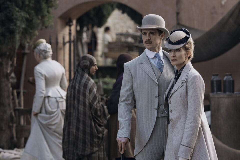 Max Irons y Natascha McElhone en 'Young Sherlock'