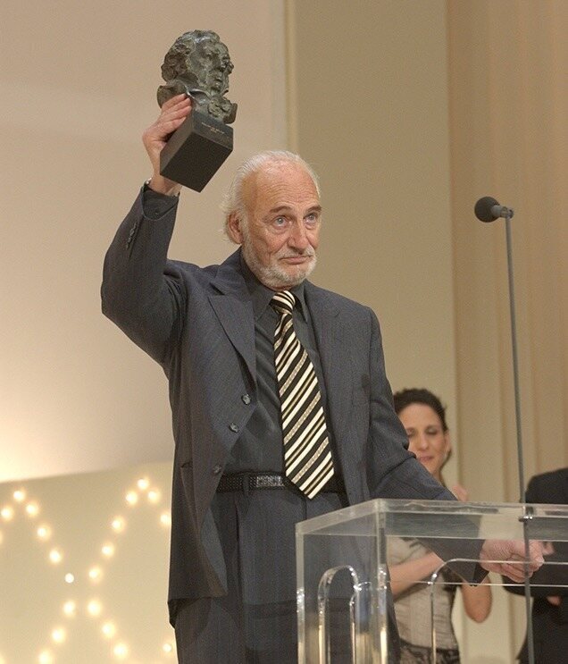 H&eacute;ctor Alterio recibiendo el Goya de Honor con sus hijos detr&aacute;s