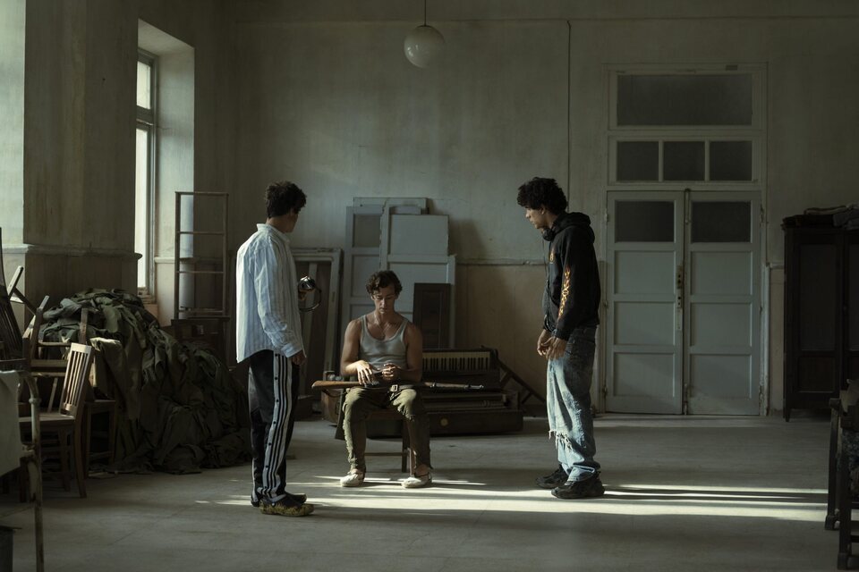 Los Javis dirigen 'La bola negra'