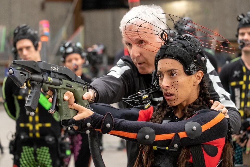 James Cameron y Oona Chaplin en el rodaje de 'Avatar: Fuego y ceniza'