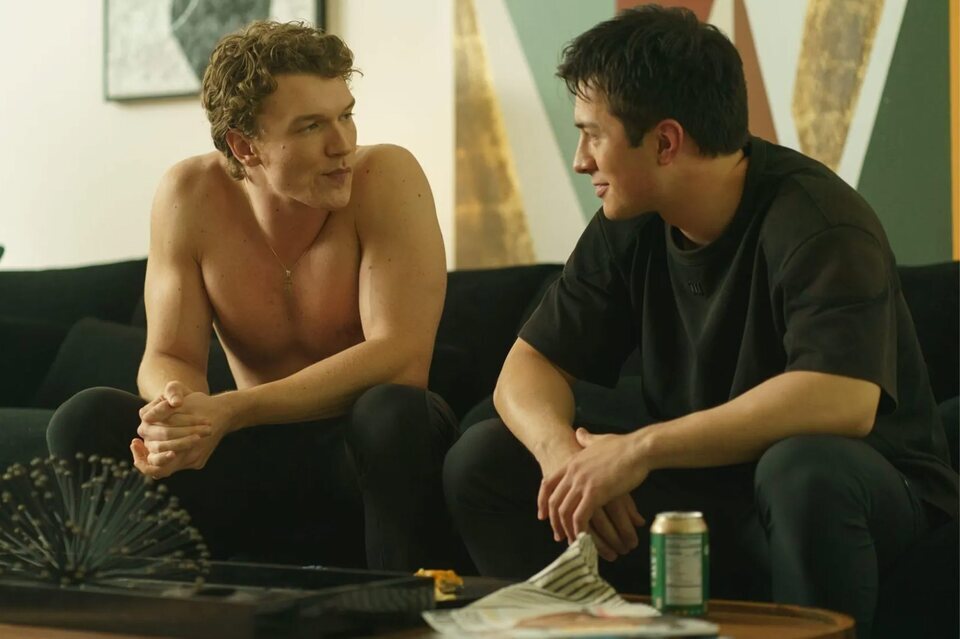 Connor Storrie y Hudson Williams protagonizan 'M&aacute;s que rivales'