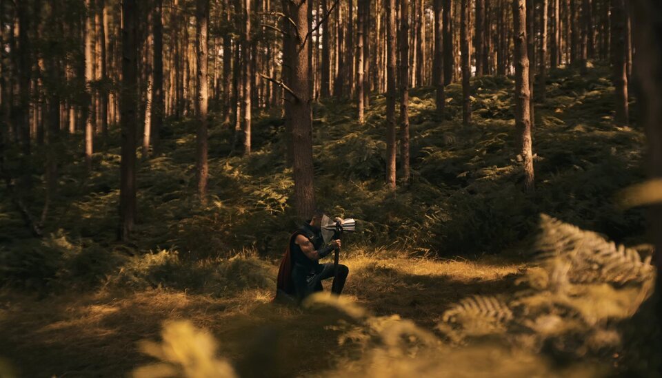 El Dios del Trueno reza a su propio Dios