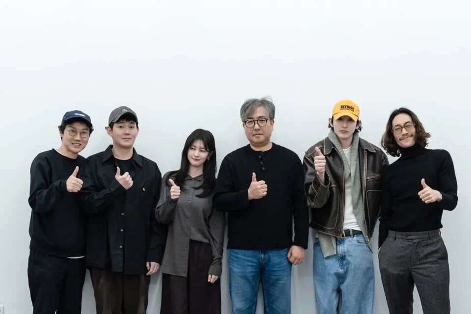 Hwang Dong-hyuk y los actores de 'The Dealer'