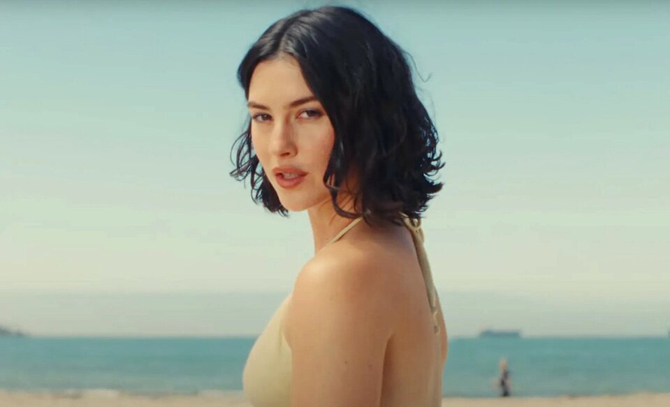 Gracie Abrams en el videoclip de 'I Love You, I'm Sorry'