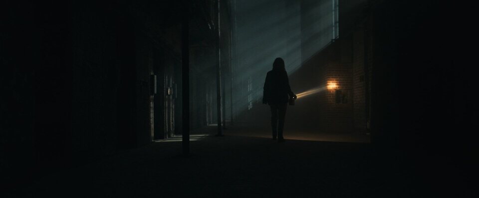 'La maldici&oacute;n de Shelby Oaks': "Esta estructura obliga al personaje a recorrer los lugares malditos"