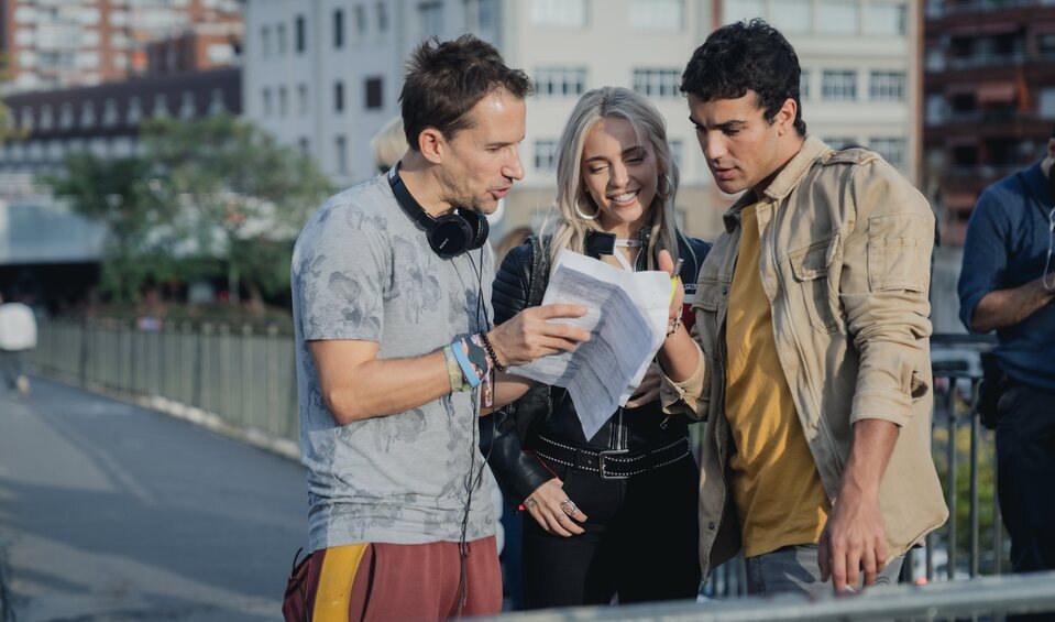 Ana Mena y &Oacute;scar Casas con el director Mat Whitecross